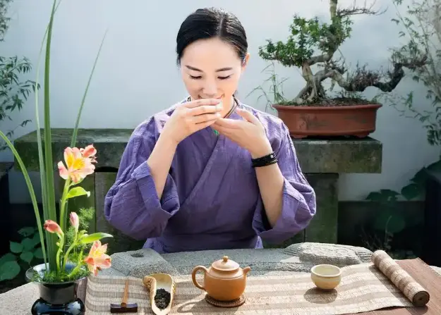 上海高空酒吧终极对决：Flair与柏悦酒店哪个好？能够毫无遮挡看陆家嘴三件套全景的高空酒吧究竟花落谁家？